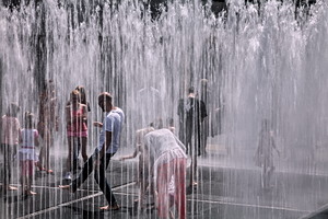 fountain revellers - online photography course creative shutter